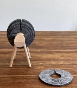 O.N. Der Zetter - Onderzetters Voor Glazen - Houten Rendier XL Met 12 Vilten Onderzetters - Groot - Rond - Donkergrijs - Bruin - Decoratie - Hittebestendig - Housewarming - Afscheid - Kado - Verjaardag - Man - Vrouw - Pasen Cadeau Feest Uniek 25 Euro 20 O.N. Der Zetter - Onderzetters Voor Glazen - Houten Rendier XL Met 12 Vilten Onderzetters - Groot - Rond - Donkergrijs - Bruin - Decoratie - Hittebestendig - Housewarming - Afscheid - Kado - Verjaardag - Man - Vrouw - Pasen Cadeau Feest Uniek 25 Euro -Merkloos Verkoopwinkel 1050x1200 2