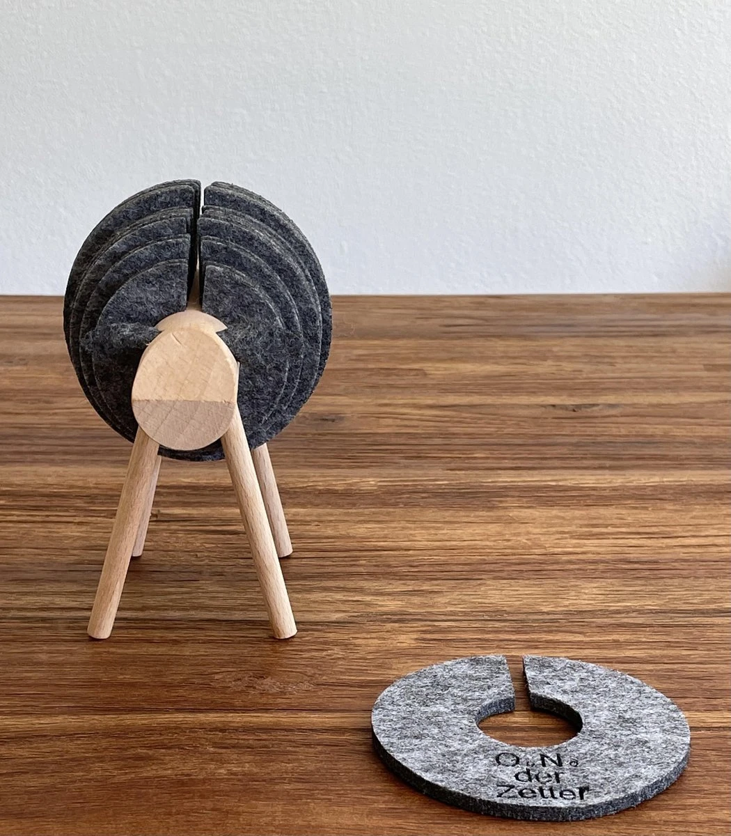 O.N. Der Zetter - Onderzetters Voor Glazen - Houten Rendier XL Met 12 Vilten Onderzetters - Groot - Rond - Donkergrijs - Bruin - Decoratie - Hittebestendig - Housewarming - Afscheid - Kado - Verjaardag - Man - Vrouw - Pasen Cadeau Feest Uniek 25 Euro 9 O.N. Der Zetter - Onderzetters Voor Glazen - Houten Rendier XL Met 12 Vilten Onderzetters - Groot - Rond - Donkergrijs - Bruin - Decoratie - Hittebestendig - Housewarming - Afscheid - Kado - Verjaardag - Man - Vrouw - Pasen Cadeau Feest Uniek 25 Euro - Afbeelding 9