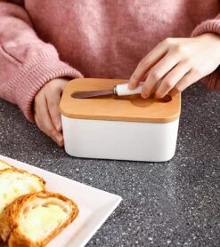 KitchenMonster® Botervloot Met Botermes - 600 Ml Botervlootje Vershouddoos Van Porselein En Bamboe - Botervloot Met Deksel Wit 10 KitchenMonster® Botervloot Met Botermes - 600 Ml Botervlootje Vershouddoos Van Porselein En Bamboe - Botervloot Met Deksel Wit -Merkloos Verkoopwinkel 1065x1200 2