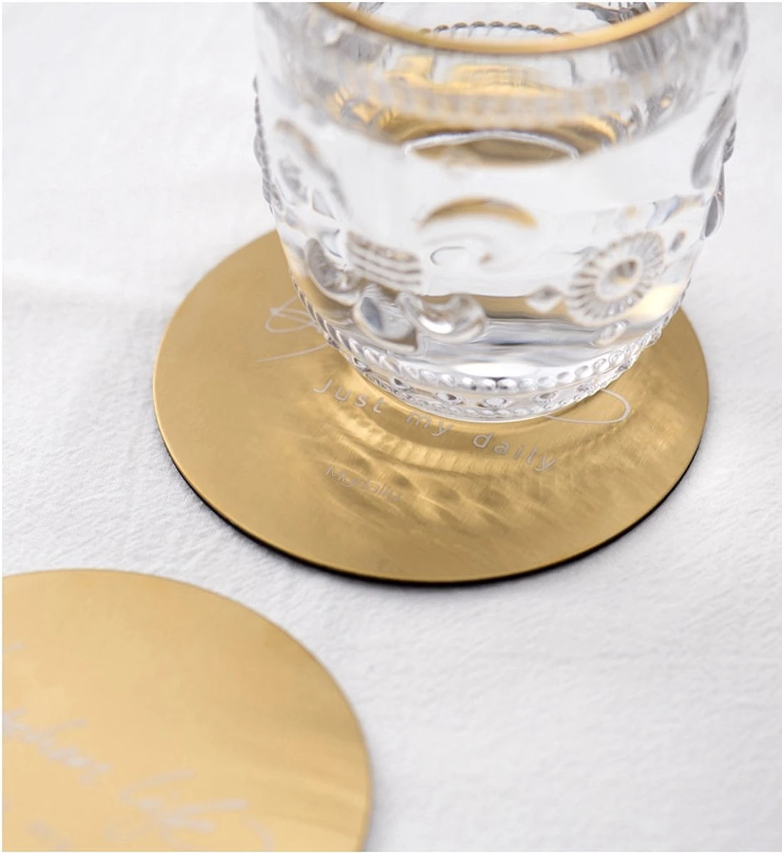 Merkloos Onderzetters Voor Glazen - 6 Stuks Met Houder - Goudkleurig 1 Merkloos Onderzetters Voor Glazen - 6 Stuks Met Houder - Goudkleurig