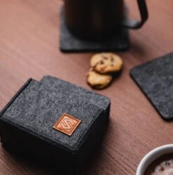 Sincer Vilten Onderzetters Voor Glazen Met Houder – Set Van 8 Vilten Onderzetters – Onderleggers - Premium Kwaliteit – Absorberend – Hittebestendig - Vierkant – Zwart/Grijs – Duurzaam/Milieuvriendelijk -Merkloos Verkoopwinkel 1187x1200 13