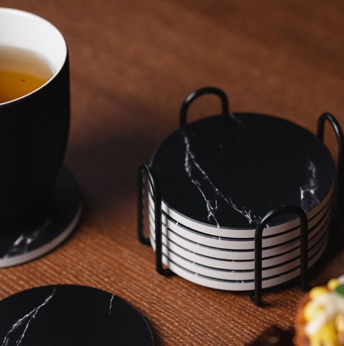 Sincer Keramische Onderzetters Voor Glazen Met Houder – Set Van 6 Zwarte Keramische/Marmeren Onderleggers –Luxe/Modern Design - Premium Kwaliteit – Kurken Antislip Onderkant – Hittebestendig – Zeer Absorberend – Rond – Duurzaam/Milieuvriendelijk 6 Sincer Keramische Onderzetters Voor Glazen Met Houder – Set Van 6 Zwarte Keramische/Marmeren Onderleggers –Luxe/Modern Design - Premium Kwaliteit – Kurken Antislip Onderkant – Hittebestendig – Zeer Absorberend – Rond – Duurzaam/Milieuvriendelijk - Afbeelding 6
