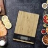 Merkloos Keukenweegschaal - Digitale Precisie - Bamboe Hout - Tare Functie - Keukenweegschaal - Digitaal- Duurzaam Bamboe - Tot 5KG - Keukenweegschaal Bamboe - Digitale Precisie Weegschaal - TipTouch Toetsen - Tot 5000 Gram - Bruin