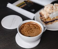 Sincer Keramische Onderzetters Voor Glazen Met Houder – Set Van 6 Witte Keramische/Marmeren Onderleggers –Luxe/Modern Design - Premium Kwaliteit – Kurken Antislip Onderkant – Hittebestendig – Zeer Absorberend – Rond – Duurzaam/Milieuvriendelijk -Merkloos Verkoopwinkel 1200x1015 5