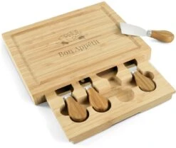 Kaasmesjes Set Met Gegraveerde Houten Snijplank - Breed Mes, Dun Mes, Vork En Puntig Mes - Het Perfecte Cadeau Voor Een Kaasliefhebber - Brie, Camembert, Morbier En Oude Kaas Nu Nóg Lekkerder Met Deze Kaas-set