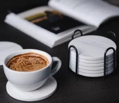 Sincer Keramische Onderzetters Voor Glazen Met Houder – Set Van 6 Witte Keramische/Marmeren Onderleggers –Luxe/Modern Design - Premium Kwaliteit – Kurken Antislip Onderkant – Hittebestendig – Zeer Absorberend – Rond – Duurzaam/Milieuvriendelijk -Merkloos Verkoopwinkel 1200x1038 4