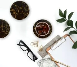 Castagnola Lederen Onderzetters Met Houder – Onderzetters Voor Glazen – Onderzetters Design – Onderzettersset – Drink Onderzetters – Leder – Leren Onderzetters – Set Van 6 – Zwart/Goud -Merkloos Verkoopwinkel 1200x1052 3