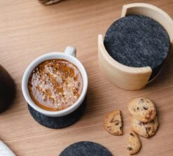 Vilten Onderzetters Voor Glazen - Bamboe Houder – Set Van 10 Vilten Onderzetters – Onderleggers - Premium Kwaliteit – Absorberend – Hittebestendig - Rond – Zwart/Grijs – Duurzaam/Milieuvriendelijk -Merkloos Verkoopwinkel 1200x1084 3