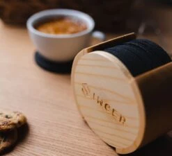 Vilten Onderzetters Voor Glazen - Bamboe Houder – Set Van 10 Vilten Onderzetters – Onderleggers - Premium Kwaliteit – Absorberend – Hittebestendig - Rond – Zwart/Grijs – Duurzaam/Milieuvriendelijk -Merkloos Verkoopwinkel 1200x1092 2