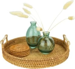 QUVIO Dienblad Met Handvaten - Schaal - Decoratieve Dienbladen - Presenteerblad - Sierschaal - Serveerschaal - Woonaccessoires - Rond - Diameter Van 28 Cm - Rotan - Lichtbruin