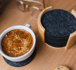 Vilten Onderzetters Voor Glazen - Bamboe Houder – Set Van 10 Vilten Onderzetters – Onderleggers - Premium Kwaliteit – Absorberend – Hittebestendig - Rond – Zwart/Grijs – Duurzaam/Milieuvriendelijk -Merkloos Verkoopwinkel 1200x1101 4