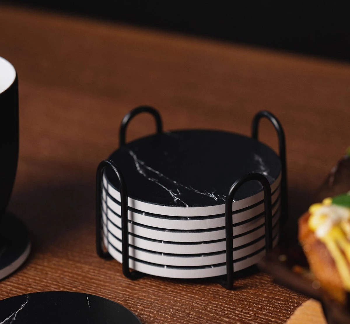 Sincer Keramische Onderzetters Voor Glazen Met Houder – Set Van 6 Zwarte Keramische/Marmeren Onderleggers –Luxe/Modern Design - Premium Kwaliteit – Kurken Antislip Onderkant – Hittebestendig – Zeer Absorberend – Rond – Duurzaam/Milieuvriendelijk 8 Sincer Keramische Onderzetters Voor Glazen Met Houder – Set Van 6 Zwarte Keramische/Marmeren Onderleggers –Luxe/Modern Design - Premium Kwaliteit – Kurken Antislip Onderkant – Hittebestendig – Zeer Absorberend – Rond – Duurzaam/Milieuvriendelijk - Afbeelding 8