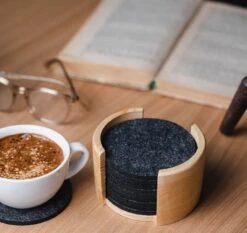 Vilten Onderzetters Voor Glazen - Bamboe Houder – Set Van 10 Vilten Onderzetters – Onderleggers - Premium Kwaliteit – Absorberend – Hittebestendig - Rond – Zwart/Grijs – Duurzaam/Milieuvriendelijk -Merkloos Verkoopwinkel 1200x1132 9