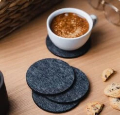 Vilten Onderzetters Voor Glazen - Bamboe Houder – Set Van 10 Vilten Onderzetters – Onderleggers - Premium Kwaliteit – Absorberend – Hittebestendig - Rond – Zwart/Grijs – Duurzaam/Milieuvriendelijk -Merkloos Verkoopwinkel 1200x1150 1