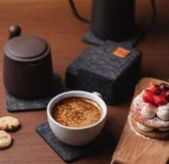 Sincer Vilten Onderzetters Voor Glazen Met Houder – Set Van 8 Vilten Onderzetters – Onderleggers - Premium Kwaliteit – Absorberend – Hittebestendig - Vierkant – Zwart/Grijs – Duurzaam/Milieuvriendelijk -Merkloos Verkoopwinkel 1200x1160 5