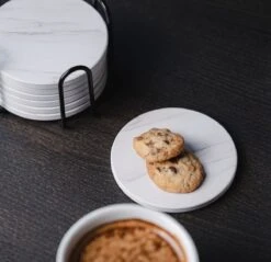 Sincer Keramische Onderzetters Voor Glazen Met Houder – Set Van 6 Witte Keramische/Marmeren Onderleggers –Luxe/Modern Design - Premium Kwaliteit – Kurken Antislip Onderkant – Hittebestendig – Zeer Absorberend – Rond – Duurzaam/Milieuvriendelijk -Merkloos Verkoopwinkel 1200x1160 9