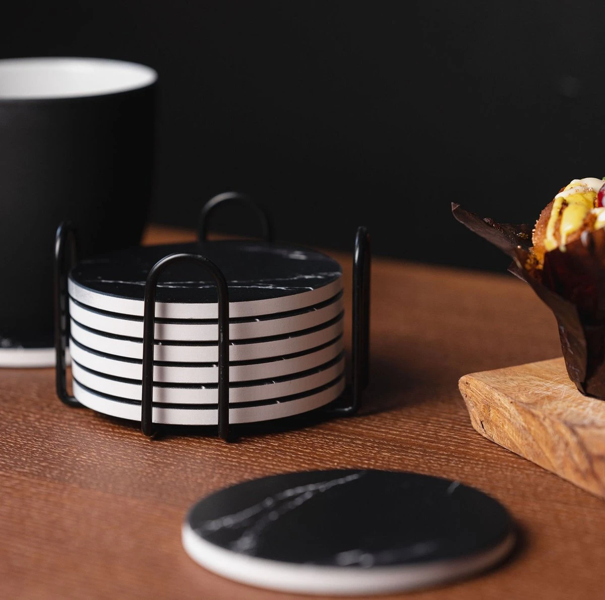 Sincer Keramische Onderzetters Voor Glazen Met Houder – Set Van 6 Zwarte Keramische/Marmeren Onderleggers –Luxe/Modern Design - Premium Kwaliteit – Kurken Antislip Onderkant – Hittebestendig – Zeer Absorberend – Rond – Duurzaam/Milieuvriendelijk 7 Sincer Keramische Onderzetters Voor Glazen Met Houder – Set Van 6 Zwarte Keramische/Marmeren Onderleggers –Luxe/Modern Design - Premium Kwaliteit – Kurken Antislip Onderkant – Hittebestendig – Zeer Absorberend – Rond – Duurzaam/Milieuvriendelijk - Afbeelding 7