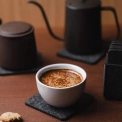 Sincer Vilten Onderzetters Voor Glazen Met Houder – Set Van 8 Vilten Onderzetters – Onderleggers - Premium Kwaliteit – Absorberend – Hittebestendig - Vierkant – Zwart/Grijs – Duurzaam/Milieuvriendelijk -Merkloos Verkoopwinkel 1200x1196 24