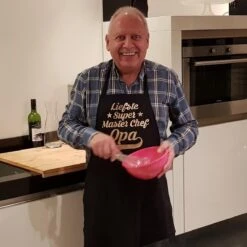 Keukenschort Zwart Met Grappige Tekst Bedrukt Cadeau Vaderdag| Katoenen Barbecueschort Keuken BBQ Schort Kookschort Kokschort Liefste Master Chef Opa Mama Papa Opa Oma Vrouwen Dames Mannen Heren Anders Dan Tekstbord