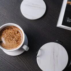 Sincer Keramische Onderzetters Voor Glazen Met Houder – Set Van 6 Witte Keramische/Marmeren Onderleggers –Luxe/Modern Design - Premium Kwaliteit – Kurken Antislip Onderkant – Hittebestendig – Zeer Absorberend – Rond – Duurzaam/Milieuvriendelijk -Merkloos Verkoopwinkel 1200x1199 23