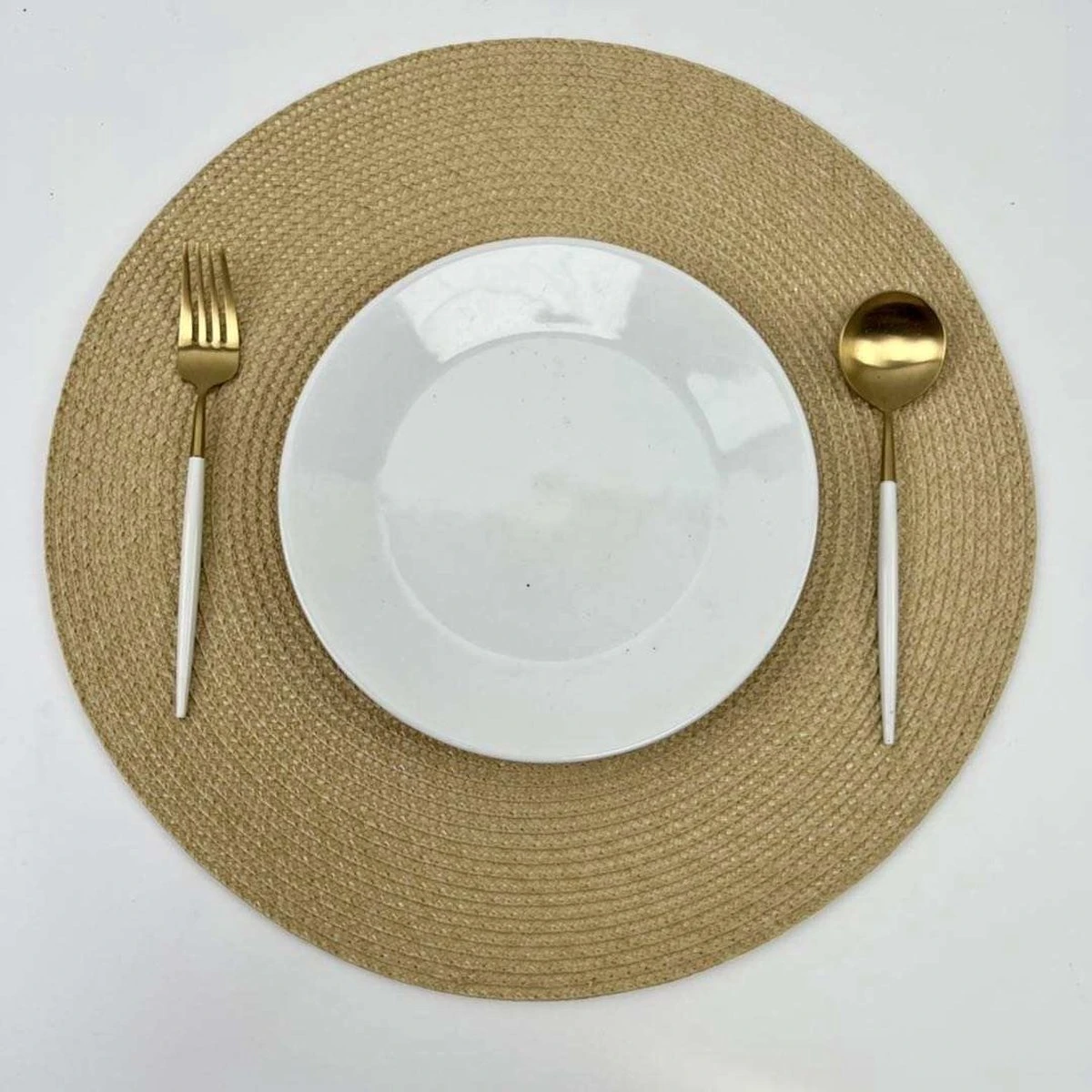 Merkloos Placemats - Rond - 38 Cm - 4 Stuks - Onderlegger - Hitte Bestendig - GOUD - Luxe Uitstraling 1 Merkloos Placemats - Rond - 38 Cm - 4 Stuks - Onderlegger - Hitte Bestendig - GOUD - Luxe Uitstraling