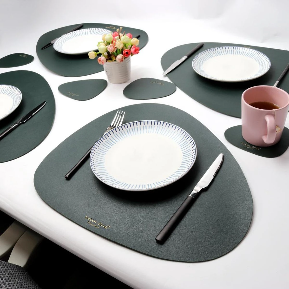 LUTCHOS Placemat Set - 12 Delig - Glorious Green - Lederlook - Waterafstotend - Krasbestendig 2 LUTCHOS Placemat Set - 12 Delig - Glorious Green - Lederlook - Waterafstotend - Krasbestendig - Afbeelding 2