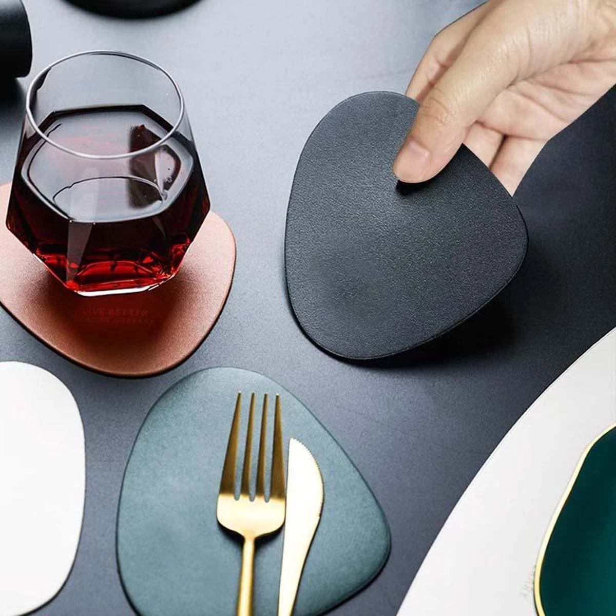 LUTCHOS Placemat Set - 12 Delig - Glorious Green - Lederlook - Waterafstotend - Krasbestendig 4 LUTCHOS Placemat Set - 12 Delig - Glorious Green - Lederlook - Waterafstotend - Krasbestendig - Afbeelding 4