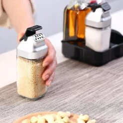 Merkloos Decopatent® Olie En Azijnstel SET Met RVS Schenktuit In Houder - Inhoud 1x Oliefles 1x Azijnfles Van Glas & 2x Specerijen Potjes -Merkloos Verkoopwinkel 1200x1200 2879