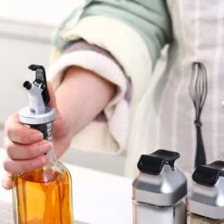 Merkloos Decopatent® Olie En Azijnstel SET Met RVS Schenktuit In Houder - Inhoud 1x Oliefles 1x Azijnfles Van Glas & 2x Specerijen Potjes -Merkloos Verkoopwinkel 1200x1200 2881