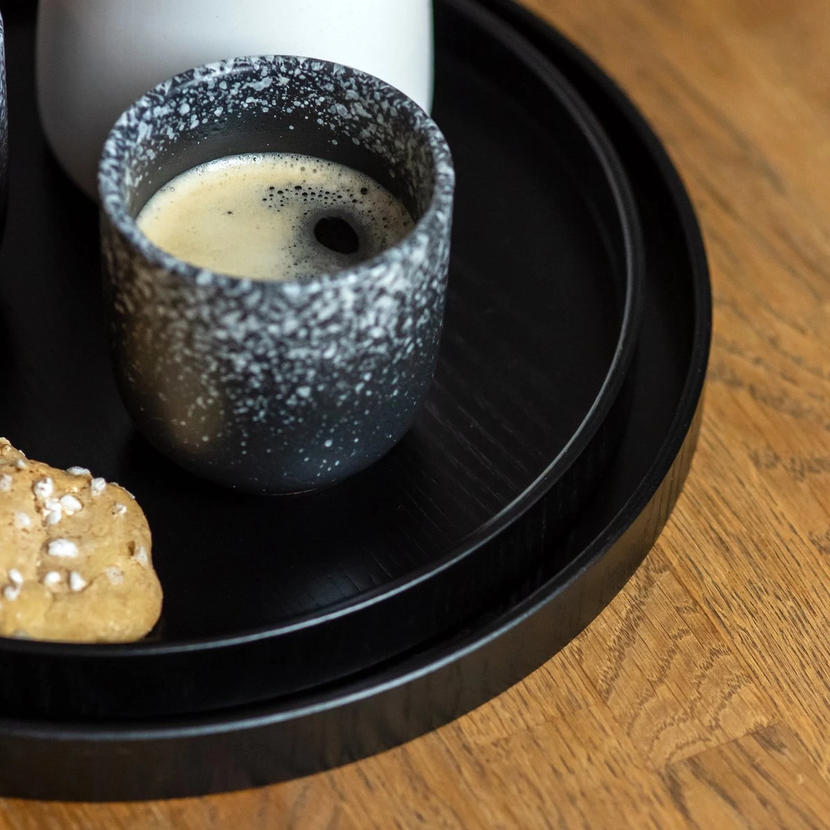 QUVIO Houten Dienblad Rond - Dienblad - Dienbladen - Decoratieve Dienbladen - Design Presenteerblad - Sierschaal - Decoratieschaal - Tapasplank - Serveerschaal - Hout - Diameter 24 Cm - Zwart 6 QUVIO Houten Dienblad Rond - Dienblad - Dienbladen - Decoratieve Dienbladen - Design Presenteerblad - Sierschaal - Decoratieschaal - Tapasplank - Serveerschaal - Hout - Diameter 24 Cm - Zwart - Afbeelding 6