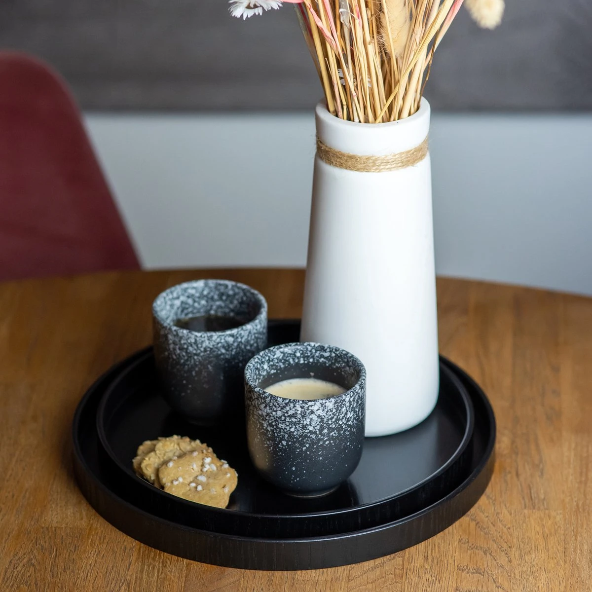 QUVIO Houten Dienblad Rond - Dienblad - Dienbladen - Decoratieve Dienbladen - Design Presenteerblad - Sierschaal - Decoratieschaal - Tapasplank - Serveerschaal - Hout - Diameter 24 Cm - Zwart 9 QUVIO Houten Dienblad Rond - Dienblad - Dienbladen - Decoratieve Dienbladen - Design Presenteerblad - Sierschaal - Decoratieschaal - Tapasplank - Serveerschaal - Hout - Diameter 24 Cm - Zwart - Afbeelding 9