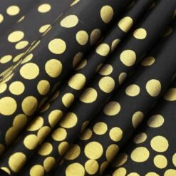 Merkloos Folie Tafelkleed - Zwart Tafelzeil Met Gouden Stippen - Verjaardag Feest - Tafel Accessoire - Party Plastic Decoratie - Metallic Dots - 50 Jaar – Bruiloft - Oud En Nieuw – 2023 Nieuwjaar – Kerst Versiering - Kerstmis Aankleding - 137 X 274 Cm – Goud -Merkloos Verkoopwinkel 1200x1200 3193