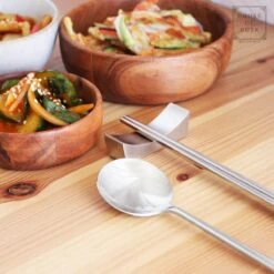 House Of Husk 1 Persoons Chopstick Lepel Set - 1 Paar Metalen Koreaanse Eetstokjes - Inclusief Eetlepel En Houder - RVS - Metaal - Eetstokjes - Koreaans - Vaatwasserbestendig - Sushi Chopsticks - Noodles - Zilver -Merkloos Verkoopwinkel 1200x1200 491