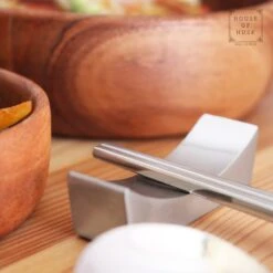 House Of Husk 1 Persoons Chopstick Lepel Set - 1 Paar Metalen Koreaanse Eetstokjes - Inclusief Eetlepel En Houder - RVS - Metaal - Eetstokjes - Koreaans - Vaatwasserbestendig - Sushi Chopsticks - Noodles - Zilver -Merkloos Verkoopwinkel 1200x1200 493