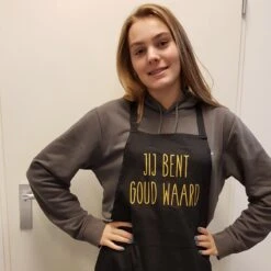 Keukenschort Met Grappige Tekst Bedrukt Cadeau Jij Bent Goud Waard| Katoenen Barbecueschort Keuken BBQ Schort Kookschort Kokschort | Opa Oma Mama Papa Juf Meester Bedanken Collega Vriendin Juffendag Vaderdag Moederdag Verjaardag Man Vrouw -Merkloos Verkoopwinkel 1200x1200 670