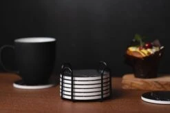 Sincer Keramische Onderzetters Voor Glazen Met Houder – Set Van 6 Zwarte Keramische/Marmeren Onderleggers –Luxe/Modern Design - Premium Kwaliteit – Kurken Antislip Onderkant – Hittebestendig – Zeer Absorberend – Rond – Duurzaam/Milieuvriendelijk 17 Sincer Keramische Onderzetters Voor Glazen Met Houder – Set Van 6 Zwarte Keramische/Marmeren Onderleggers –Luxe/Modern Design - Premium Kwaliteit – Kurken Antislip Onderkant – Hittebestendig – Zeer Absorberend – Rond – Duurzaam/Milieuvriendelijk -Merkloos Verkoopwinkel 1200x798 8