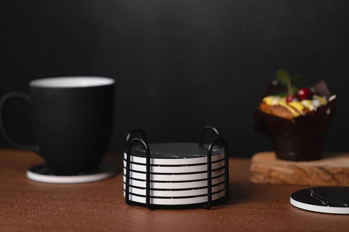 Sincer Keramische Onderzetters Voor Glazen Met Houder – Set Van 6 Zwarte Keramische/Marmeren Onderleggers –Luxe/Modern Design - Premium Kwaliteit – Kurken Antislip Onderkant – Hittebestendig – Zeer Absorberend – Rond – Duurzaam/Milieuvriendelijk 9 Sincer Keramische Onderzetters Voor Glazen Met Houder – Set Van 6 Zwarte Keramische/Marmeren Onderleggers –Luxe/Modern Design - Premium Kwaliteit – Kurken Antislip Onderkant – Hittebestendig – Zeer Absorberend – Rond – Duurzaam/Milieuvriendelijk - Afbeelding 9