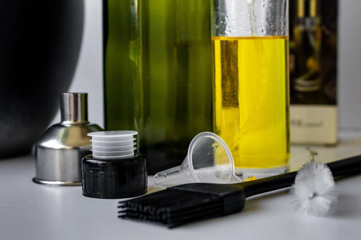 Olijfolie Fles – Olijfolie/ Azijn – 500 ML – Glazen Oliefles – Luxe Olie Fles - Navulbaar – Inclusief Schenktuit, Trechter En Dop Met Kurk – Olijfolie Set – Olijfolie Sprayer Inclusief Accessoires – 100 ML – Olijfolie Verstuiver Voor Keuken Of BBQ 10 Olijfolie Fles – Olijfolie/ Azijn – 500 ML – Glazen Oliefles – Luxe Olie Fles - Navulbaar – Inclusief Schenktuit, Trechter En Dop Met Kurk – Olijfolie Set – Olijfolie Sprayer Inclusief Accessoires – 100 ML – Olijfolie Verstuiver Voor Keuken Of BBQ - Afbeelding 10