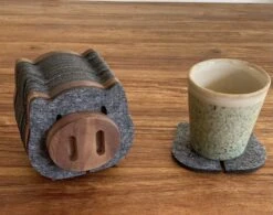 O.N. Der Zetter - Onderzetters Voor Glazen - Houten Varken Met 12 Vilten Onderzetters - Met Houder - Grijs - Bruin - Hout - Hittebestendig - Decoratie - Housewarming - Coasters - Afscheid - Verjaardag - Kado - Man Vrouw Geschenk Cadeau Pasen 20 Euro -Merkloos Verkoopwinkel 1200x948 6