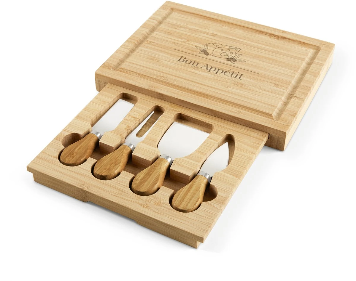 Kaasmesjes Set Met Gegraveerde Houten Snijplank - Breed Mes, Dun Mes, Vork En Puntig Mes - Het Perfecte Cadeau Voor Een Kaasliefhebber - Brie, Camembert, Morbier En Oude Kaas Nu Nóg Lekkerder Met Deze Kaas-set 3 Kaasmesjes Set Met Gegraveerde Houten Snijplank - Breed Mes, Dun Mes, Vork En Puntig Mes - Het Perfecte Cadeau Voor Een Kaasliefhebber - Brie, Camembert, Morbier En Oude Kaas Nu Nóg Lekkerder Met Deze Kaas-set - Afbeelding 3