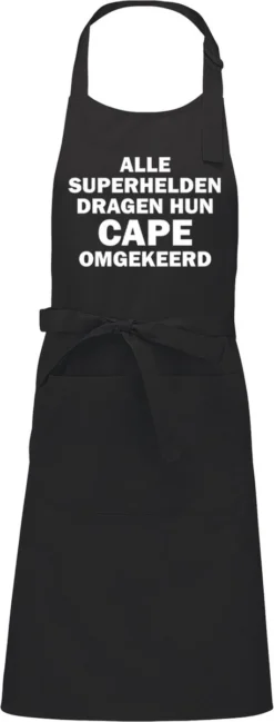 KARIBAN ALLE SUPERHELDEN DRAGEN HUN CAPE OMGEKEERD Herenschort - Zwart Met Witte Tekst - One Size (volwassenen) - Luxe Schort - Keuken | Barbeque | BBQ | Bedienings Schort - Grappige Teksten | Designs - Voor De Stoere Man - Verstelbaar - Cadeau -Merkloos Verkoopwinkel 457x1200