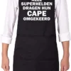 KARIBAN ALLE SUPERHELDEN DRAGEN HUN CAPE OMGEKEERD Herenschort - Zwart Met Witte Tekst - One Size (volwassenen) - Luxe Schort - Keuken | Barbeque | BBQ | Bedienings Schort - Grappige Teksten | Designs - Voor De Stoere Man - Verstelbaar - Cadeau