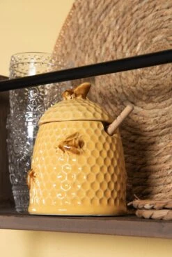 Clayre & Eef Honingpot Met Lepel Ø 11x14 Cm Geel Keramiek Rond Bijen Voorraadpot Deksel Bewaarpot Opbergpot -Merkloos Verkoopwinkel 801x1200 1