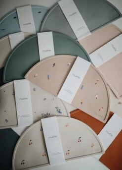 Mushie - Siliconen Placemats - Placemats - Shifting Sand 25 Mushie - Siliconen Placemats - Placemats - Shifting Sand -Merkloos Verkoopwinkel 865x1200 3