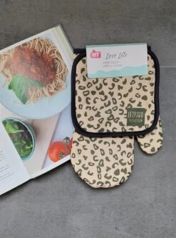 Ovenwanten Leopard - Luipaard - Design - Print - Ovenwanten - Pannenlap - Panterprint - Oven - Warmtebestendig - Hittebestendig - Keuken - Koken - Pannenlappen En Ovenwanten - Pannenlappen Set - 2 Stuks - Ovenhandschoenen - Oven Glove - Pot Pad - -Merkloos Verkoopwinkel 891x1200