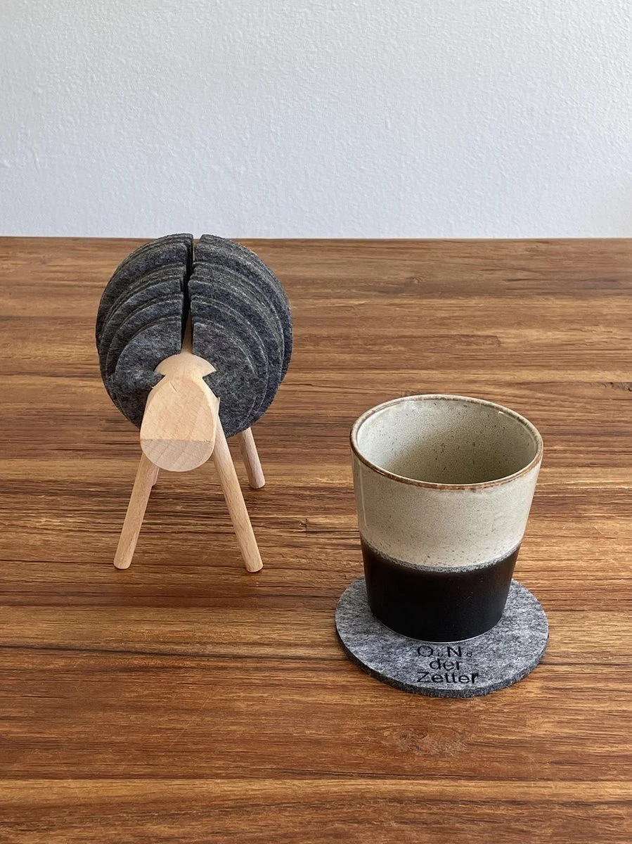 O.N. Der Zetter - Onderzetters Voor Glazen - Houten Rendier XL Met 12 Vilten Onderzetters - Groot - Rond - Donkergrijs - Bruin - Decoratie - Hittebestendig - Housewarming - Afscheid - Kado - Verjaardag - Man - Vrouw - Pasen Cadeau Feest Uniek 25 Euro 4 O.N. Der Zetter - Onderzetters Voor Glazen - Houten Rendier XL Met 12 Vilten Onderzetters - Groot - Rond - Donkergrijs - Bruin - Decoratie - Hittebestendig - Housewarming - Afscheid - Kado - Verjaardag - Man - Vrouw - Pasen Cadeau Feest Uniek 25 Euro - Afbeelding 4