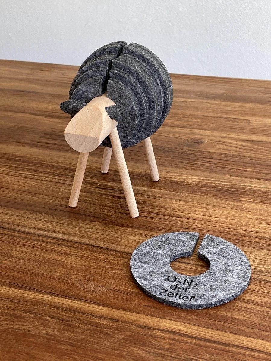 O.N. Der Zetter - Onderzetters Voor Glazen - Houten Rendier XL Met 12 Vilten Onderzetters - Groot - Rond - Donkergrijs - Bruin - Decoratie - Hittebestendig - Housewarming - Afscheid - Kado - Verjaardag - Man - Vrouw - Pasen Cadeau Feest Uniek 25 Euro 5 O.N. Der Zetter - Onderzetters Voor Glazen - Houten Rendier XL Met 12 Vilten Onderzetters - Groot - Rond - Donkergrijs - Bruin - Decoratie - Hittebestendig - Housewarming - Afscheid - Kado - Verjaardag - Man - Vrouw - Pasen Cadeau Feest Uniek 25 Euro - Afbeelding 5