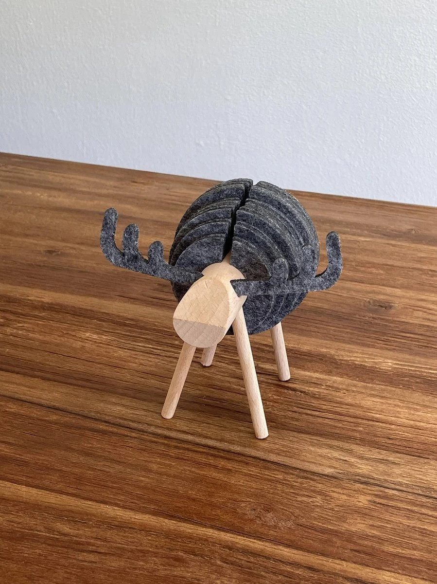 O.N. Der Zetter - Onderzetters Voor Glazen - Houten Rendier XL Met 12 Vilten Onderzetters - Groot - Rond - Donkergrijs - Bruin - Decoratie - Hittebestendig - Housewarming - Afscheid - Kado - Verjaardag - Man - Vrouw - Pasen Cadeau Feest Uniek 25 Euro 11 O.N. Der Zetter - Onderzetters Voor Glazen - Houten Rendier XL Met 12 Vilten Onderzetters - Groot - Rond - Donkergrijs - Bruin - Decoratie - Hittebestendig - Housewarming - Afscheid - Kado - Verjaardag - Man - Vrouw - Pasen Cadeau Feest Uniek 25 Euro - Afbeelding 11