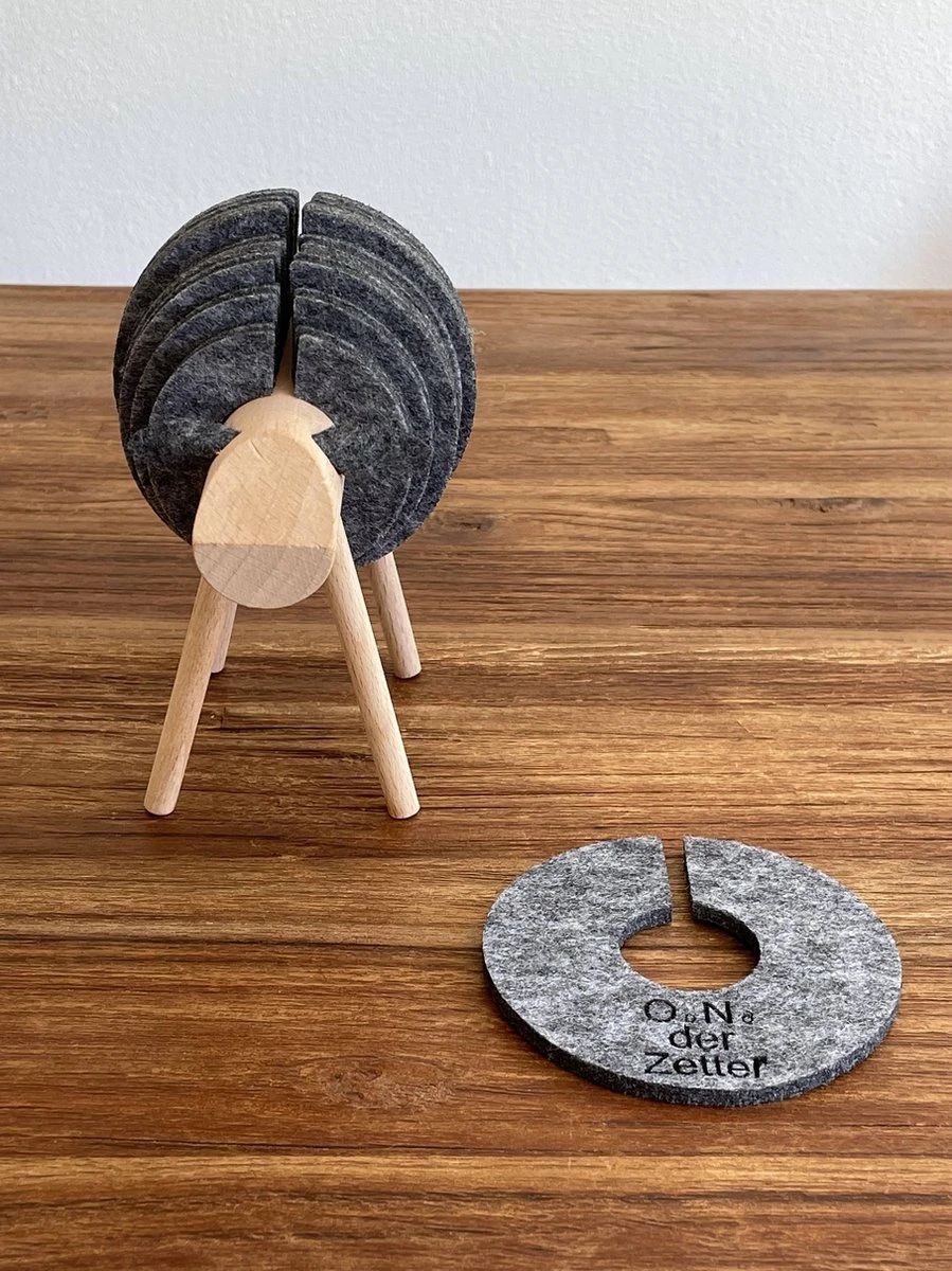 O.N. Der Zetter - Onderzetters Voor Glazen - Houten Rendier XL Met 12 Vilten Onderzetters - Groot - Rond - Donkergrijs - Bruin - Decoratie - Hittebestendig - Housewarming - Afscheid - Kado - Verjaardag - Man - Vrouw - Pasen Cadeau Feest Uniek 25 Euro 12 O.N. Der Zetter - Onderzetters Voor Glazen - Houten Rendier XL Met 12 Vilten Onderzetters - Groot - Rond - Donkergrijs - Bruin - Decoratie - Hittebestendig - Housewarming - Afscheid - Kado - Verjaardag - Man - Vrouw - Pasen Cadeau Feest Uniek 25 Euro - Afbeelding 12