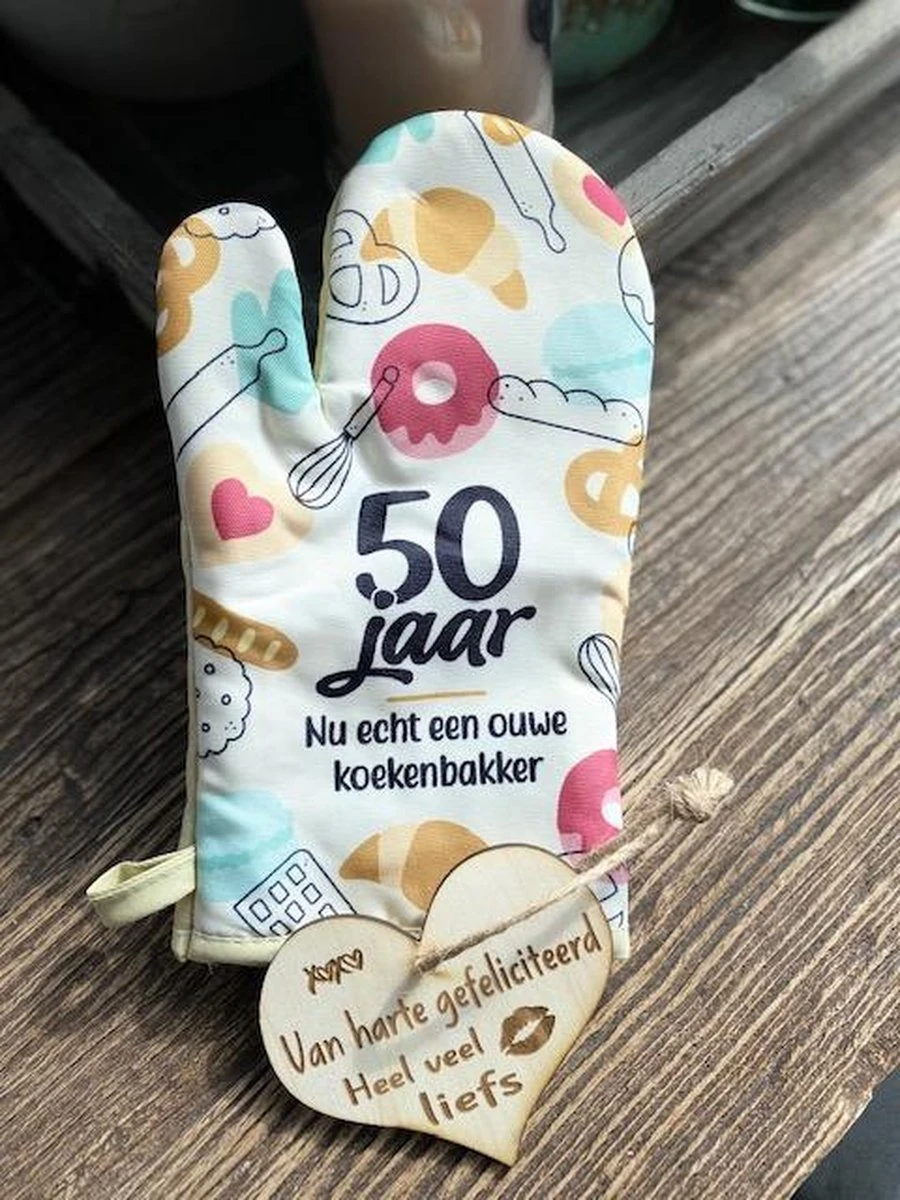 Merkloos Ovenhandschoen Met De Tekst `50 Jaar Nu Echt Een Ouwe Koekenbakker.`+ Hartje Liefs / 50 Jaar / Abraham / Sarah 1 Merkloos Ovenhandschoen Met De Tekst `50 Jaar Nu Echt Een Ouwe Koekenbakker.`+ Hartje Liefs / 50 Jaar / Abraham / Sarah